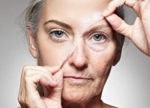 Диетологи назвали продукты, замедляющие старость