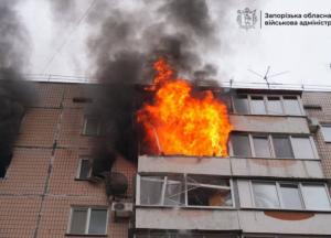 У багатоповерхівці, в яку у Запоріжжі влучив КАБ, намагаються загасити величезну пожежу (відео)