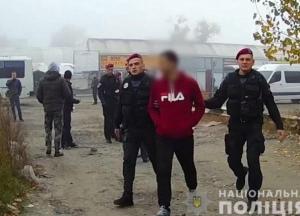 17 иностранцев-нелегалов обнаружили правоохранители на столичном рынке (фото, видео)