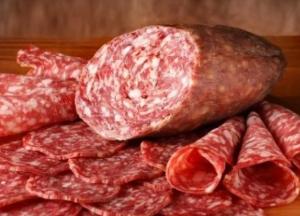 Названы виды колбасы, которые опаснее сигарет