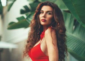 Анна Седокова вспомнила о сердечной ране и показала грудь (фото)