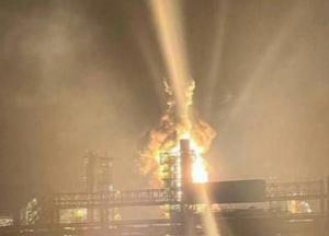 Українські дрони атакували один із найбільших НПЗ у Ленінградській області: відео моменту