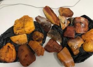 СБУ блокировала контрабанду редкого вида янтаря в арабскую страну