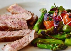 Медики сравнили продолжительность жизни мясоедов и вегетарианцев