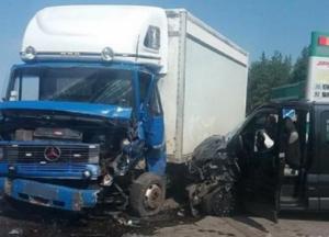 В Луганской области столкнулись грузовик и маршрутка: пострадали восемь человек