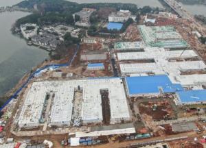 В Китае достроили первую из двух больниц для зараженных коронавирусом (видео)