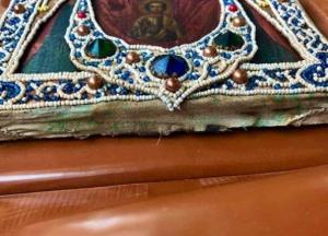 Из Украины пытались вывезти ценные иконы из жемчуга (фото)