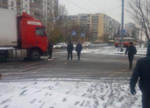 Первый снег в Киеве: за ночь произошло полсотни ДТП