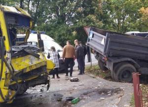 Возле Львова столкнулись грузовик и маршрутка: 10 пострадавших (фото)