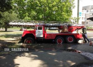 В Харькове машина спасателей провалилась под землю (фото)