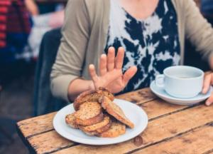 Не переедайте: как правильно отказываться от еды в гостях