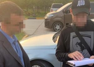 Киевского таможенника задержали на валютной взятке (фото)