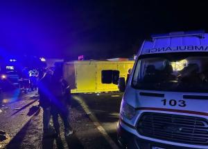 Поблизу Львова масштабна ДТП: перекинувся автобус, десятки пасажирів у лікарні (фото)