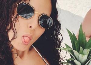 Каменских, загорающая топлес, показала ягодицы в стрингах (фото)