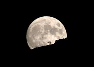 Под поверхностью Луны могут быть драгоценные металлы