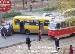 В Киеве маршрутка протаранила трамвай с пассажирами (фото) 