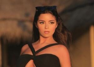 Деми Роуз похвасталась фигурой в черном купальнике