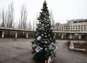 В Припяти впервые с момента аварии на ЧАЭС установили новогоднюю елку (фото)