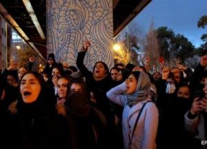 Протесты в Иране: На улицах усилили наряды полиции