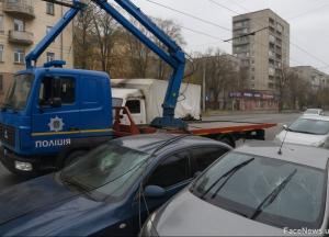 У Дніпрі поліцейський пошкодив вісім авто під час евакуації: розпочато службове розслідування