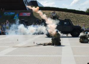 «Террористы» захватили детей: в Крыму устроили дикое шоу с оружием ко Дню ВДВ (фото)