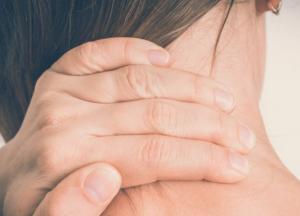 Врач назвала болезни, из-за которых может болеть затылок