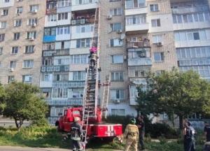 В Бердянске выпавшая с девятого этажа женщина зацепилась за подоконник