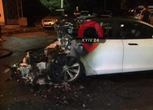 В Киеве во дворе многоэтажки сгорел автомобиль (фото)
