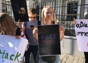 В Киеве пикетируют посольства стран, снявших санкции с России в ПАСЕ (фото)