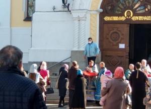 В Житомире священники причащали прихожан, несмотря на карантин (фото)