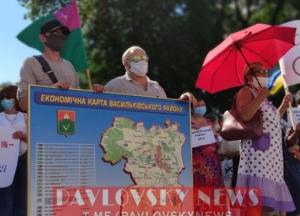 Возле Рады протестуют против админреформы (фото)