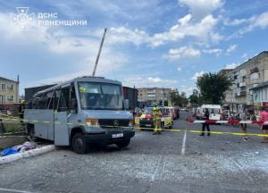 Зіткнення потяга з маршруткою на Рівненщині: четверо загиблих та тринадцятеро поранених
