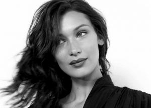 Белла Хадид снялась обнаженной и на поводке (фото)