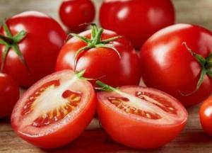 Медики рассказали, кому особенно полезно есть помидоры