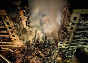 Ракетний удар росіян по багатоповерхівці в Дніпрі: кількість загиблих знову зросла (фото, відео)