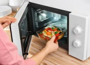 Названы продукты, которые запрещено разогревать в микроволновке
