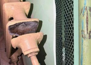 У Києві через відсутність опалення розриває труби, на вікнах квартир з'явився лід (фото)