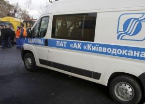 В Киеве посреди улицы прорвало коллектор: на дороге провалился асфальт