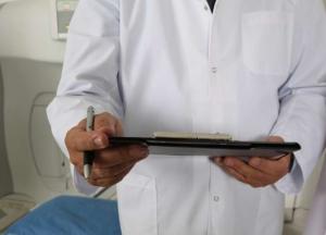 Онкологи назвали три тревожных симптома рака