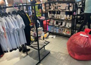 Разоблачена схема ввоза в Украину брендовой одежды под видом гуманитарки 