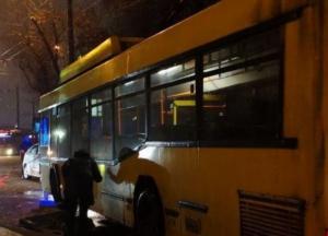 В Киеве мужчина погиб под колесами троллейбуса