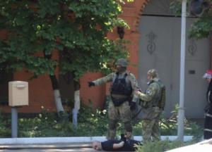 В Одесской колонии бунт, здание горит: около 15 заключенных сбежали (фото, видео)