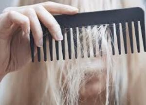 Медики рассказали, как остановить выпадение волос