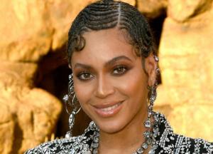 Бейонсе появилась на показе фильма в экстравагантном наряде (фото)