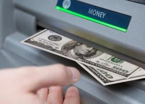 Украинцам разрешили обменивать наличные доллары через банкоматы и терминалы