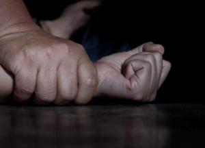 В Киеве мужчина изнасиловал 14-летнюю дочь