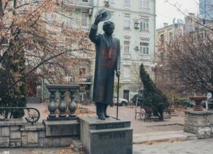 Нарисовали свастику: в Киеве осквернили памятник Шолом-Алейхему (фото, видео)
