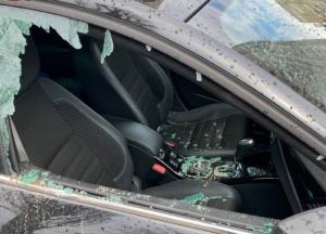 В Киеве неизвестные разгромили припаркованные авто во дворе (фото)