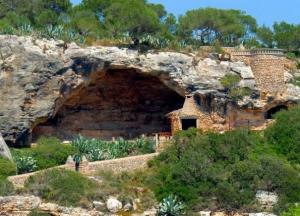 В древней пещере археологи обнаружены таинственные рисунки 