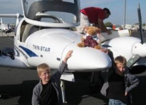 Школьник из-под носа диспетчеров угнал самолет и улетел в город любви